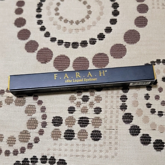 Farah liquid eyeliner is black velvet - Picture 1 of 3